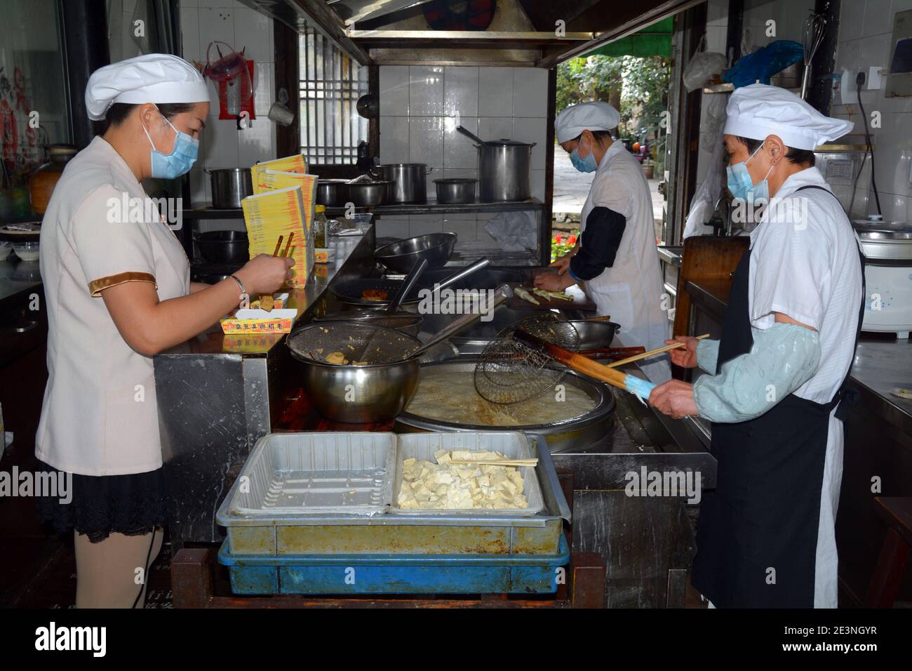 Tofu fritto cucinato e preparato a Shaoxing, Cina. Un popolare spuntino locale mangiato per le strade, regala un aroma pungente intorno alla zona. Foto Stock