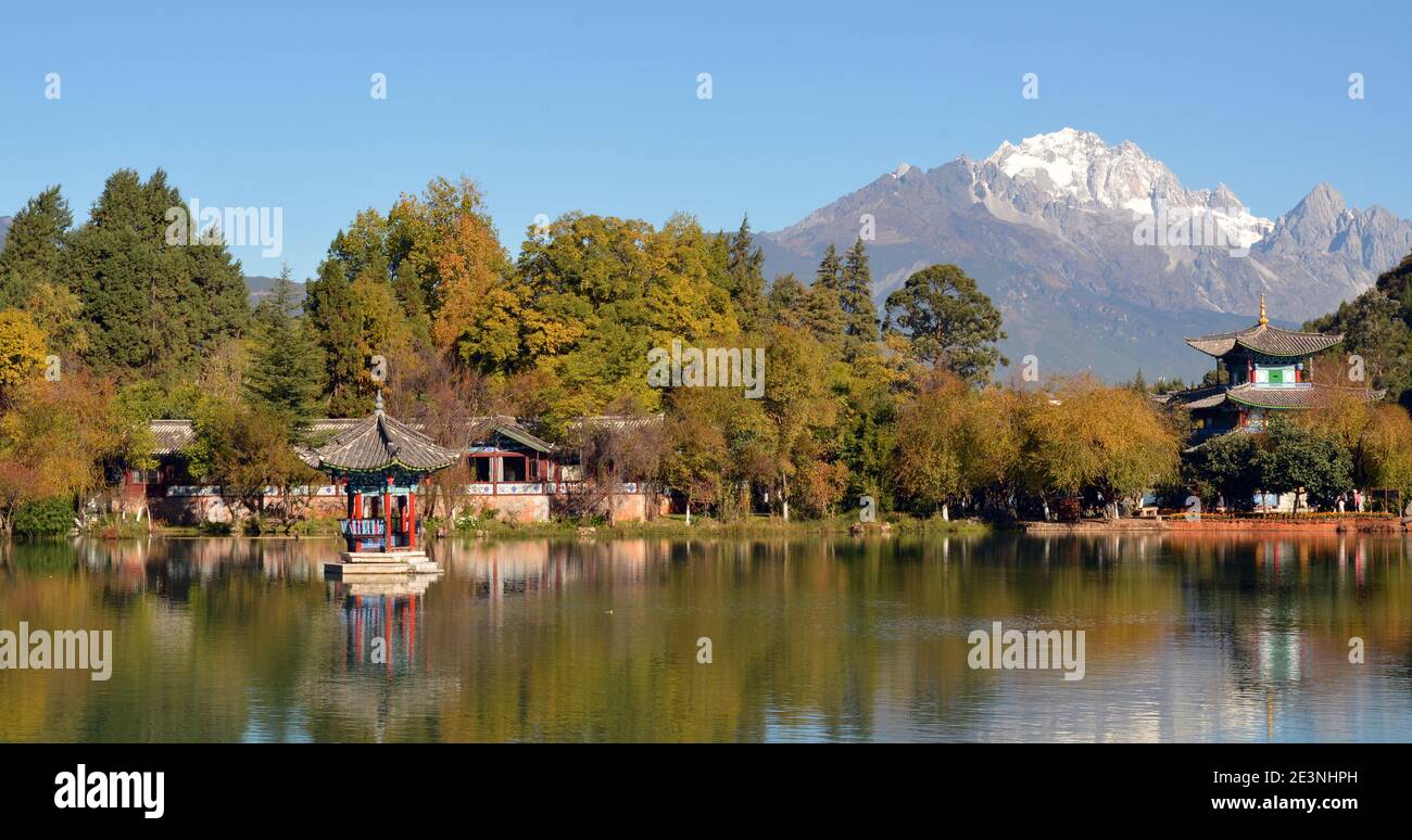 Splendida vista sulla piscina del drago Nero fino alla montagna innevata che condivide lo stesso nome. Lijiang nella provincia di Yunnan in Cina Foto Stock