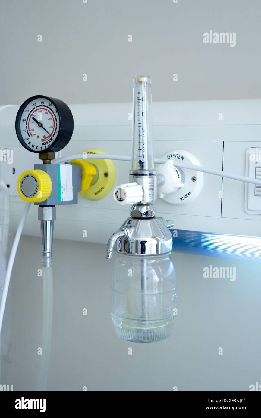 Apparato per inalazione di ossigeno installato all'interno del reparto ospedaliero Foto Stock