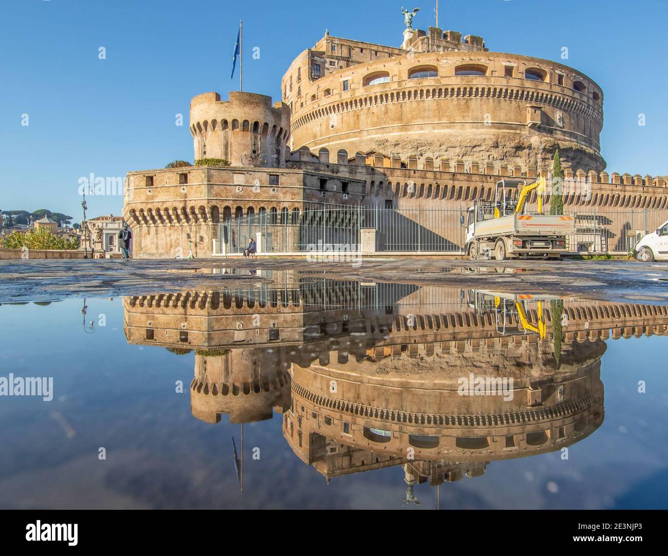Nel periodo invernale, frequenti docce a pioggia creano piscine in cui il meraviglioso centro storico di Roma si riflette come in uno specchio. Qui in particolare Castel S.Angel Foto Stock