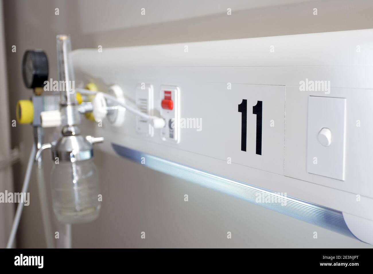 Apparato per inalazione di ossigeno installato all'interno del reparto ospedaliero Foto Stock