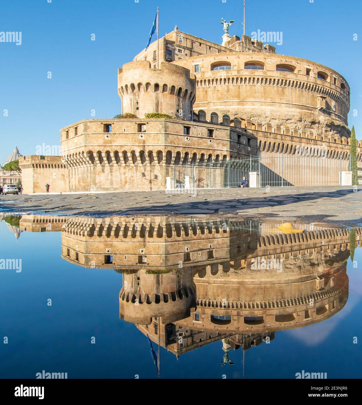 Nel periodo invernale, frequenti docce a pioggia creano piscine in cui il meraviglioso centro storico di Roma si riflette come in uno specchio. Qui in particolare Castel S.Angel Foto Stock