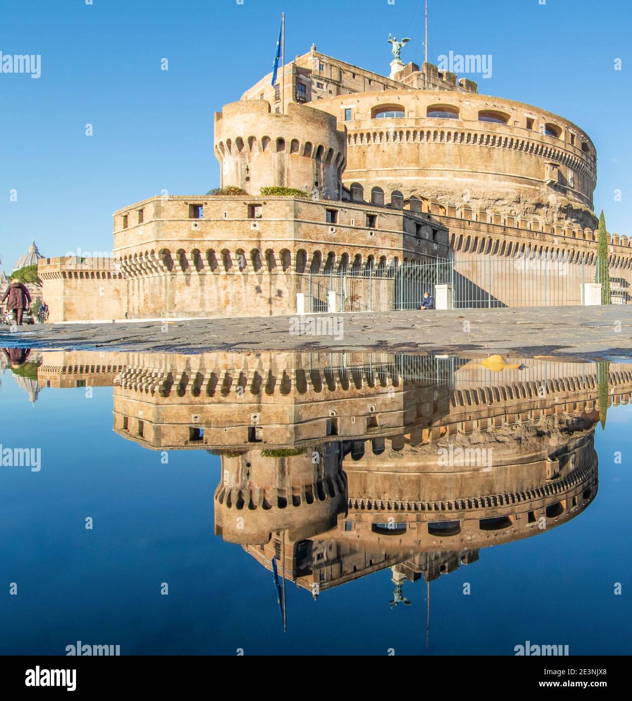 Nel periodo invernale, frequenti docce a pioggia creano piscine in cui il meraviglioso centro storico di Roma si riflette come in uno specchio. Qui in particolare Castel S.Angel Foto Stock
