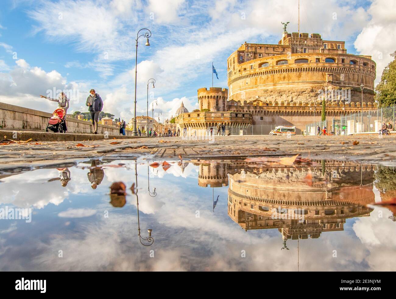Nel periodo invernale, frequenti docce a pioggia creano piscine in cui il meraviglioso centro storico di Roma si riflette come in uno specchio. Qui in particolare Castel S.Angel Foto Stock