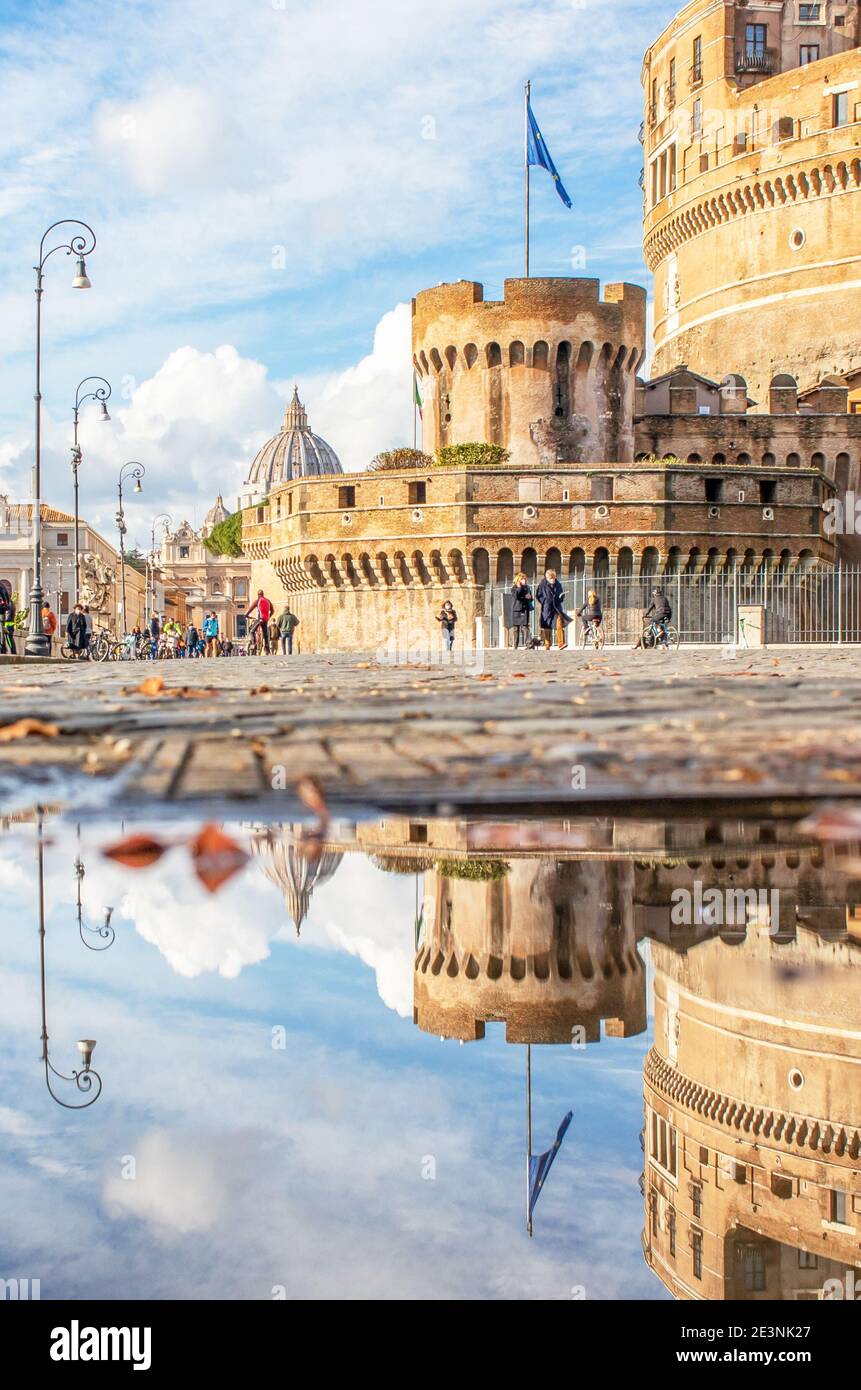 Nel periodo invernale, frequenti docce a pioggia creano piscine in cui il meraviglioso centro storico di Roma si riflette come in uno specchio. Qui in particolare Castel S.Angel Foto Stock