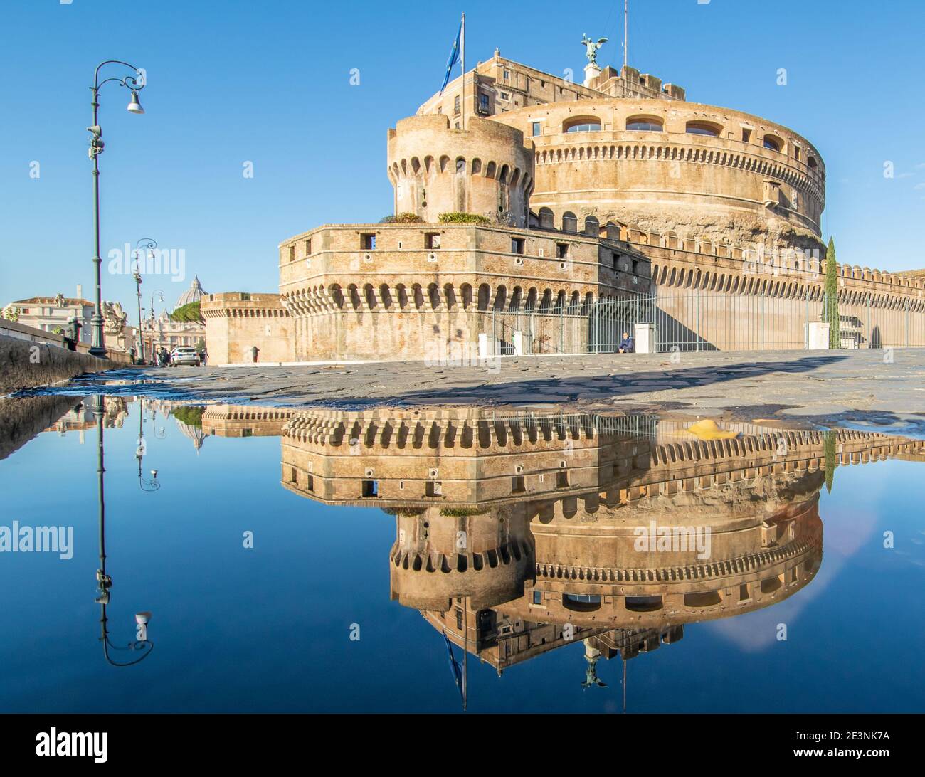 Nel periodo invernale, frequenti docce a pioggia creano piscine in cui il meraviglioso centro storico di Roma si riflette come in uno specchio. Qui in particolare Castel S.Angel Foto Stock