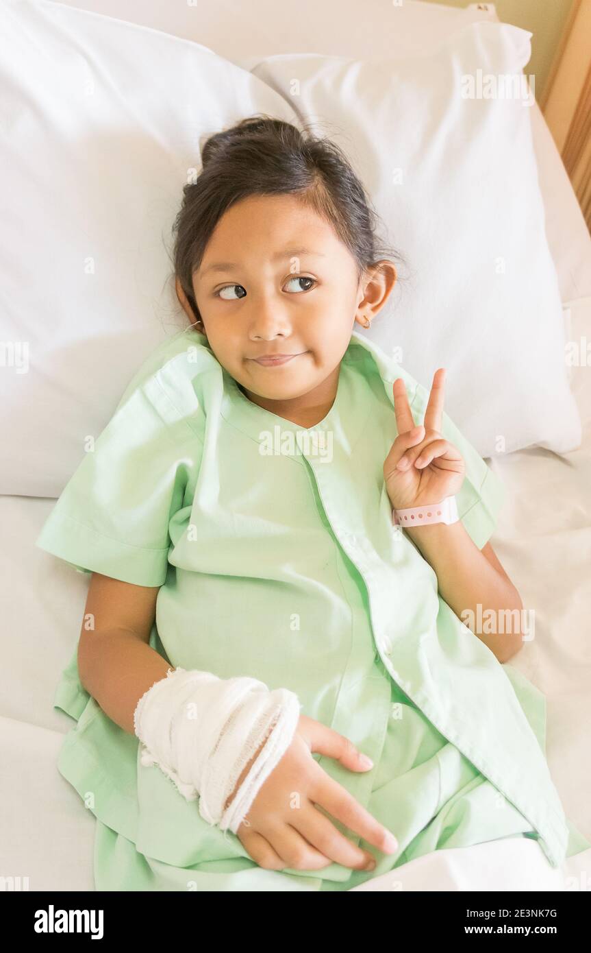 Ritratto di confidente bambino etnico asiatico impaziente in ospedale Sorridente Foto Stock
