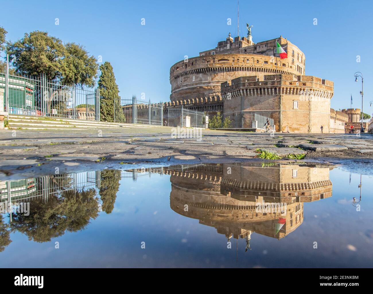 Nel periodo invernale, frequenti docce a pioggia creano piscine in cui il meraviglioso centro storico di Roma si riflette come in uno specchio. Qui in particolare Castel S.Angel Foto Stock