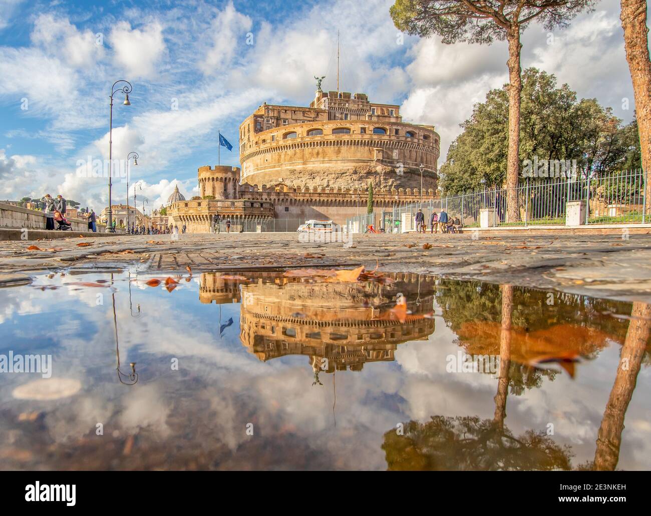 Nel periodo invernale, frequenti docce a pioggia creano piscine in cui il meraviglioso centro storico di Roma si riflette come in uno specchio. Qui in particolare Castel S.Angel Foto Stock