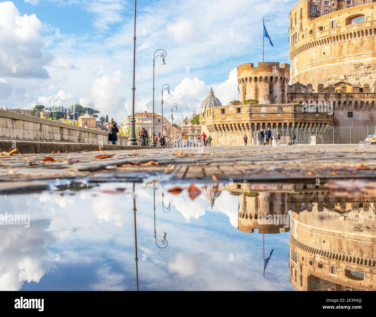 Nel periodo invernale, frequenti docce a pioggia creano piscine in cui il meraviglioso centro storico di Roma si riflette come in uno specchio. Qui in particolare Castel S.Angel Foto Stock