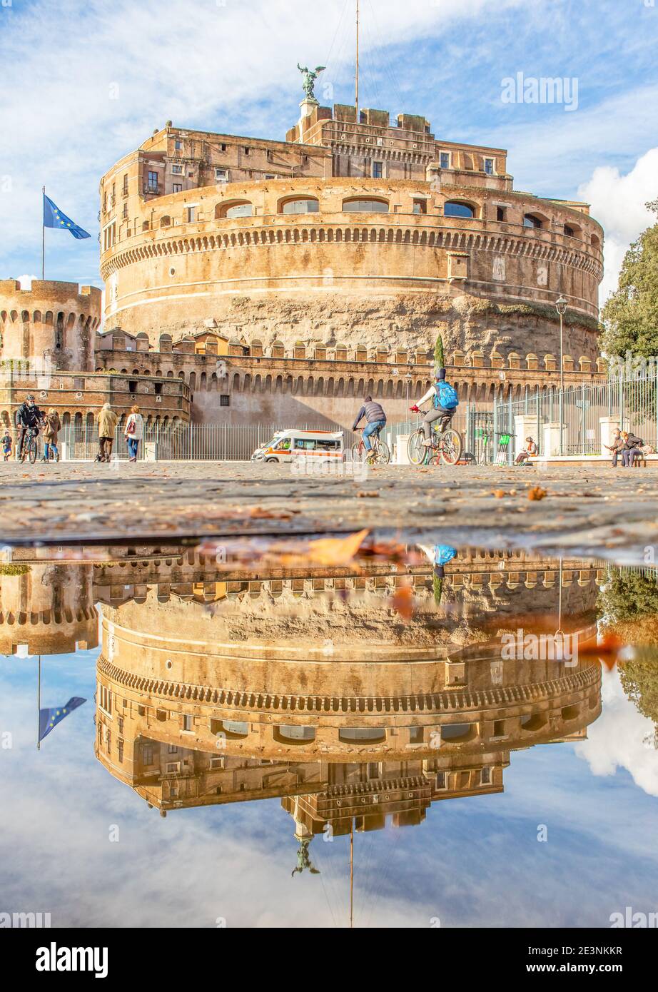 Nel periodo invernale, frequenti docce a pioggia creano piscine in cui il meraviglioso centro storico di Roma si riflette come in uno specchio. Qui in particolare Castel S.Angel Foto Stock