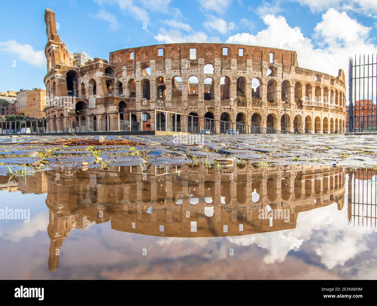 Nel periodo invernale, frequenti docce a pioggia creano piscine in cui il meraviglioso centro storico di Roma si riflette come in uno specchio. Qui in particolare il Colosseo Foto Stock