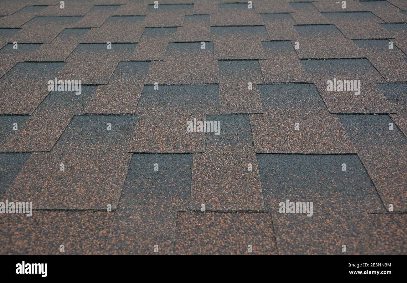 Asfalto shingles sfondo testurizzato. Un primo piano su rame marrone dimensionale, o tetti architettonici asfalto shingles sfondo. Foto Stock