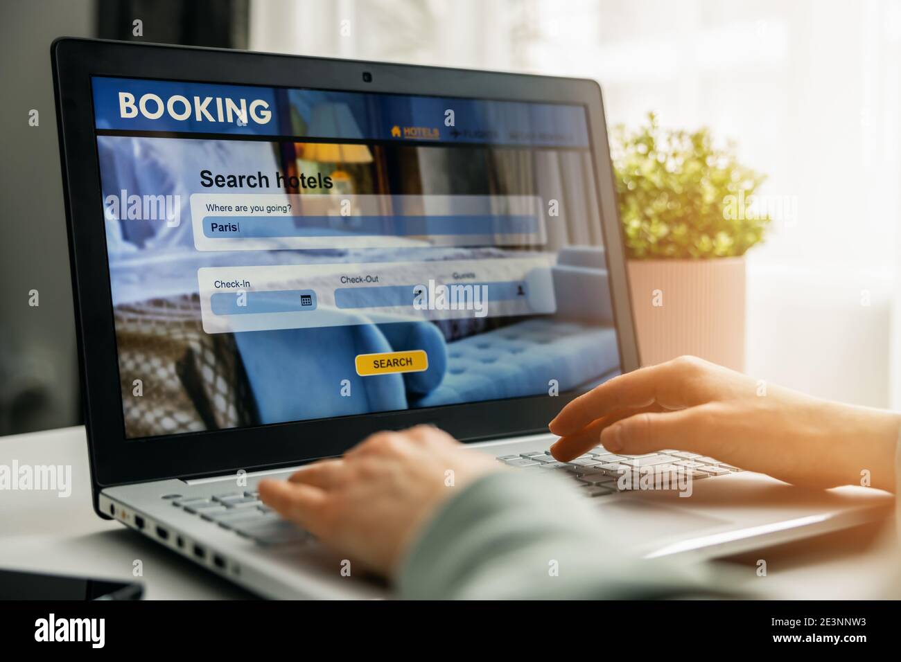 prenotazione online - persona che usa il computer portatile per la ricerca di hotel e. prenotazione Foto Stock