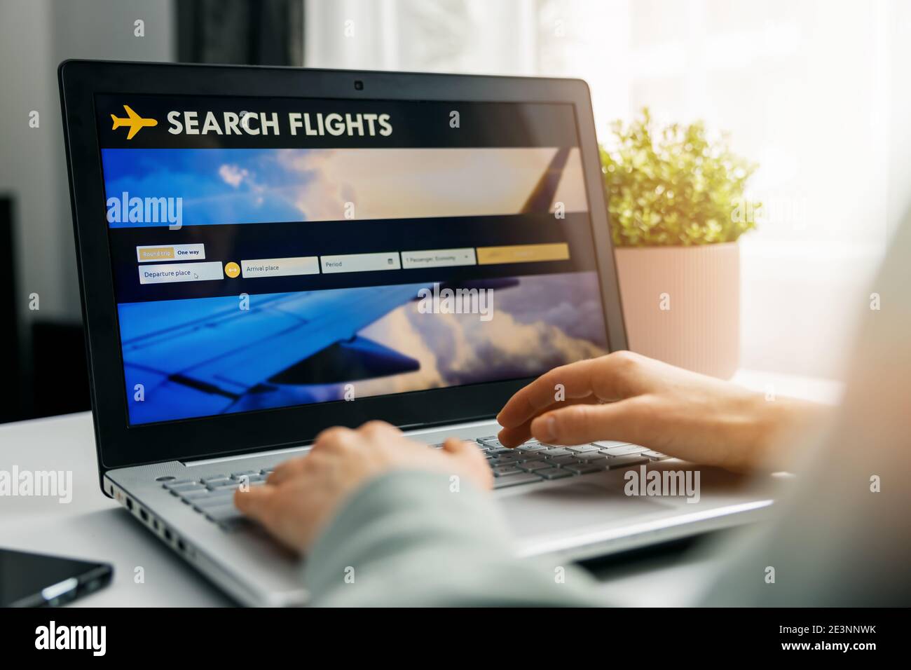 prenotazione online - persona che usa il sito internet nel computer portatile per ricerca e prenotazione di voli Foto Stock