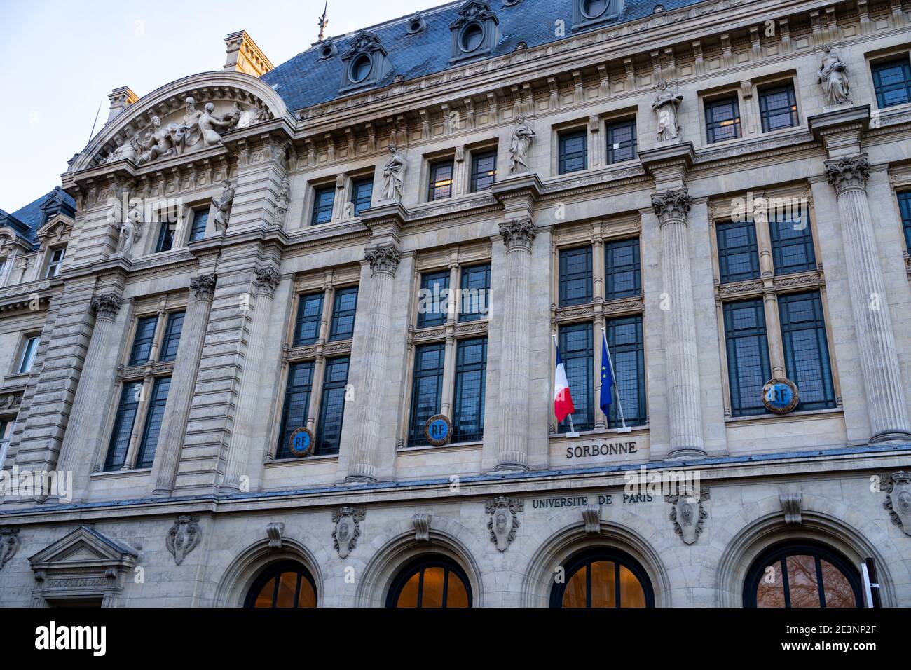 L'edificio storico dell'Università della Sorbona (Università della Sorbona), un'università pubblica di ricerca a Parigi, Francia. Foto Stock