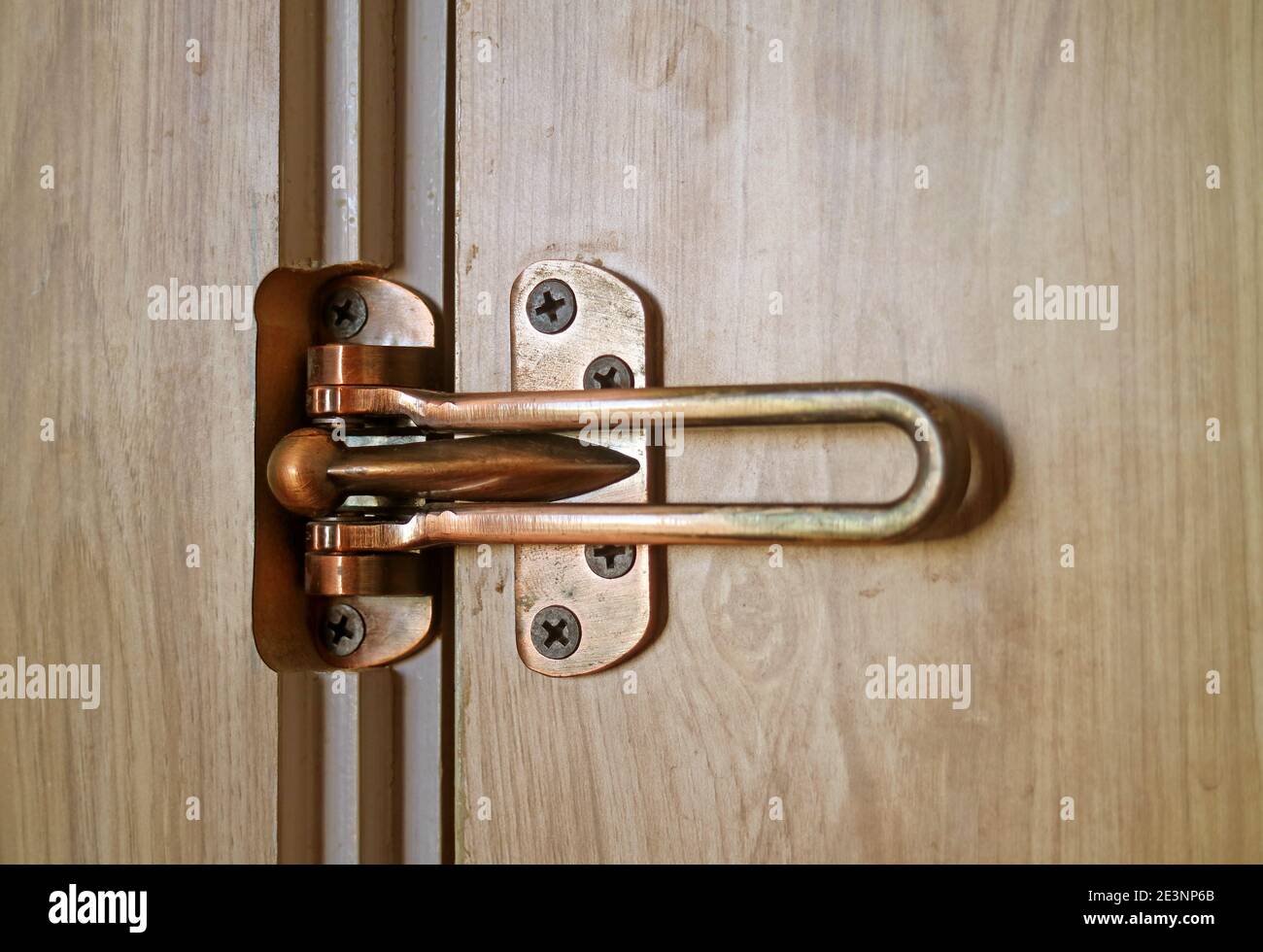 Blocco porta sicurezza Swing Bar all'interno della stanza Foto stock - Alamy