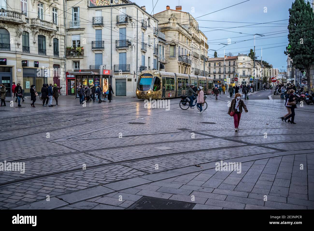 Vivace piazza acciottolata francese con molte persone, una strada colorata e vecchi edifici storici. Foto Stock