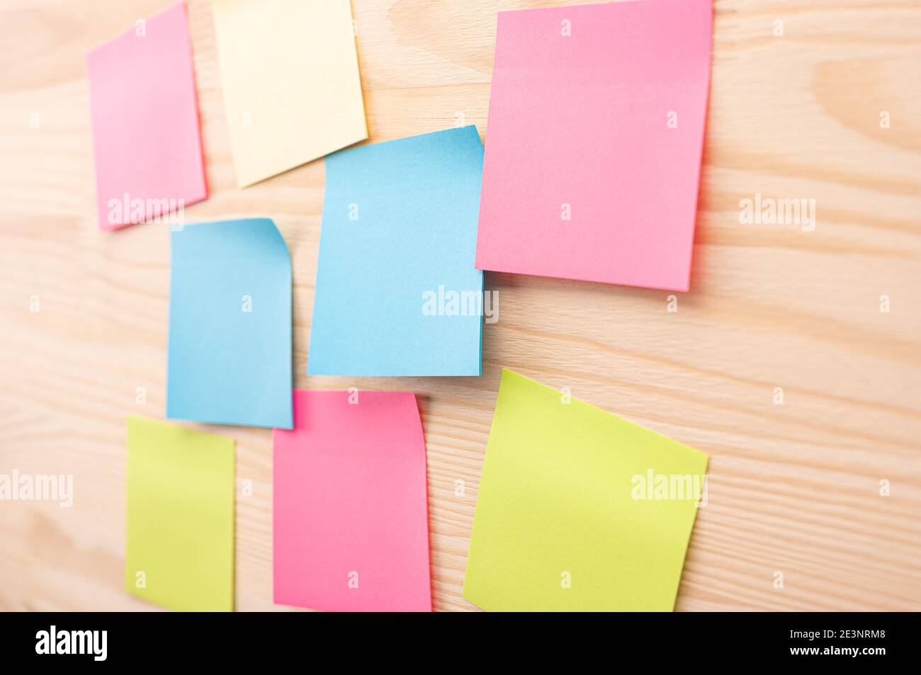 Note colorate appiccicose con cose da fare sulla lavagna dell'ufficio. Utilizzando il controllo delle attività di una metodologia di sviluppo agile. Set di note adesive colorate. Foto Stock