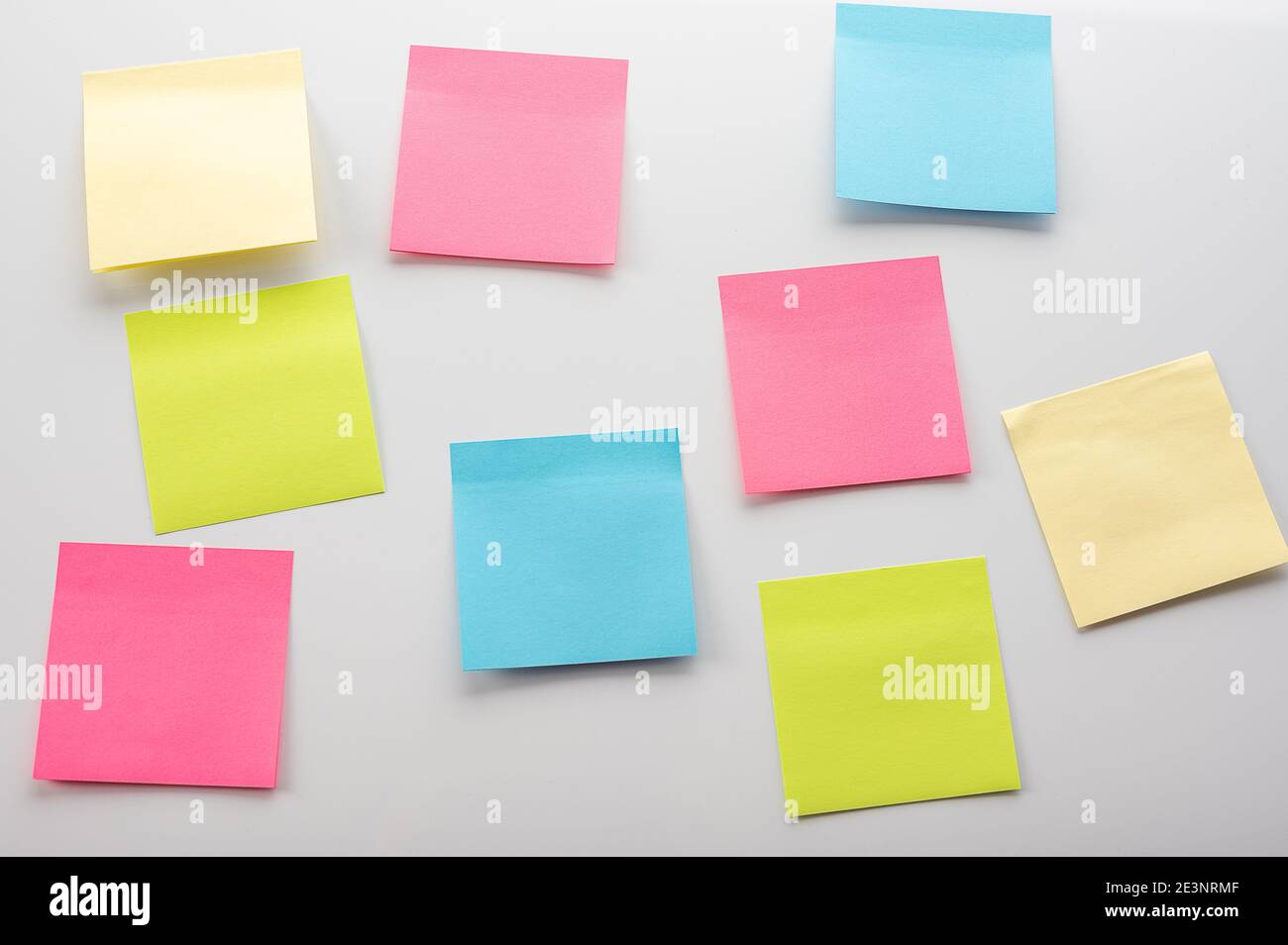 Note vuote sull'adesivo su sfondo bianco. Carta per appunti adesiva per mockup. Fogli vuoti per le note su una bacheca bianca Foto Stock