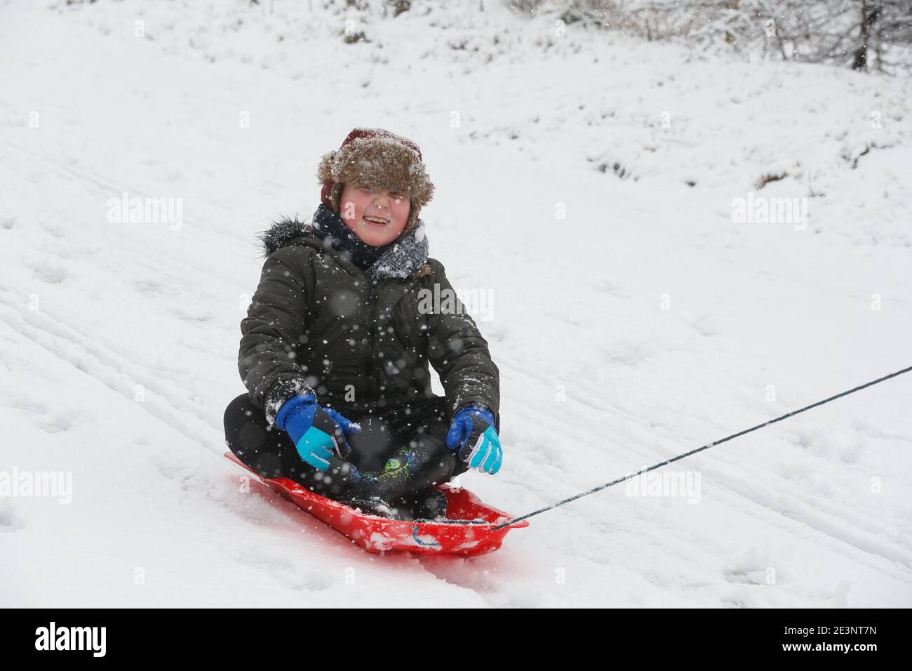 Una slitta di padre e figlio a Barnsley, nello Yorkshire meridionale. Foto Stock
