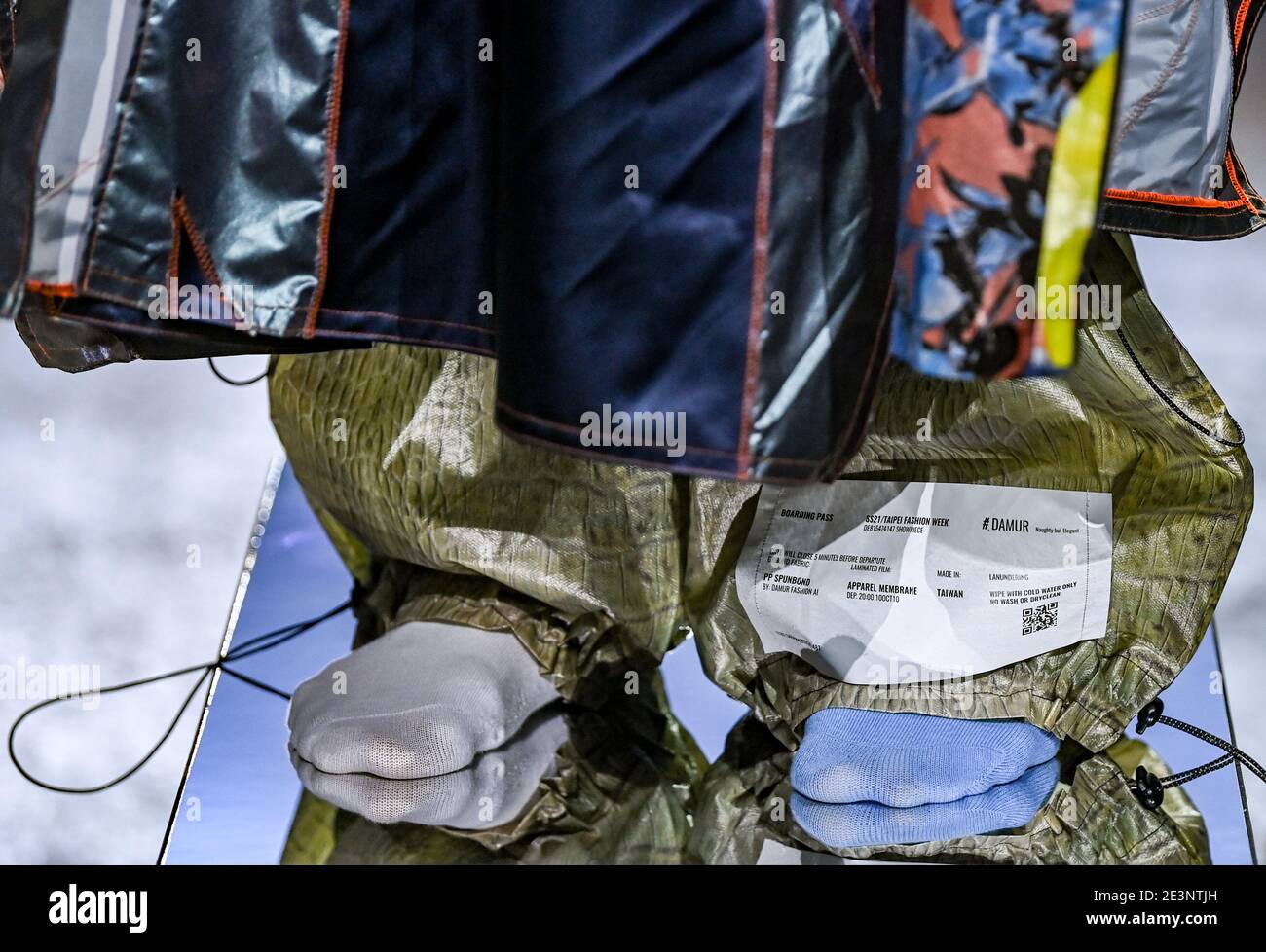 Berlino, Germania. 19 gennaio 2021. Al Fashion Open Studio x MBFW l'etichetta Damur mostra la sua collezione per la stagione autunnale/invernale 2021/2022 alla Mercedes-Benz Fashion Week a Kraftwerk. Il modello indossa una carta d'imbarco cucita sui pantaloni. Questa volta la settimana della moda di Berlino si svolge online, gli spettacoli sono mostrati online a causa della pandemia. Credit: Jens Kalaene/dpa-Zentralbild/dpa/Alamy Live News Foto Stock