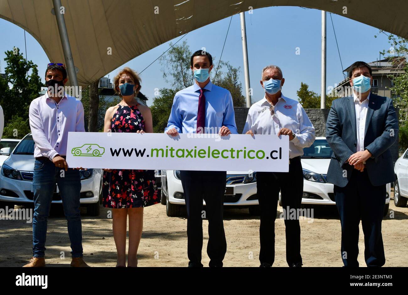(210120) -- SANTIAGO, 20 gennaio 2021 (Xinhua) -- il ministro dell'energia e delle miniere cileno Juan Carlos Jobet (C) dichiara il lancio di un piano per incoraggiare la transizione dai taxi a combustibile fossile a quelli a motore elettrico, a Santiago, Cile, 19 gennaio 2021. Martedì il governo cileno ha annunciato un piano per incoraggiare la transizione dai taxi a combustibile fossile a quelli a motore elettrico, con la partecipazione della società cinese BYD. Il programma offrirà sussidi per la transizione dai taxi tradizionali a quelli elettrici, nonché per la vendita e l'installazione di caricatori elettrici residenziali, e fornirà un follow-up di un anno di Foto Stock