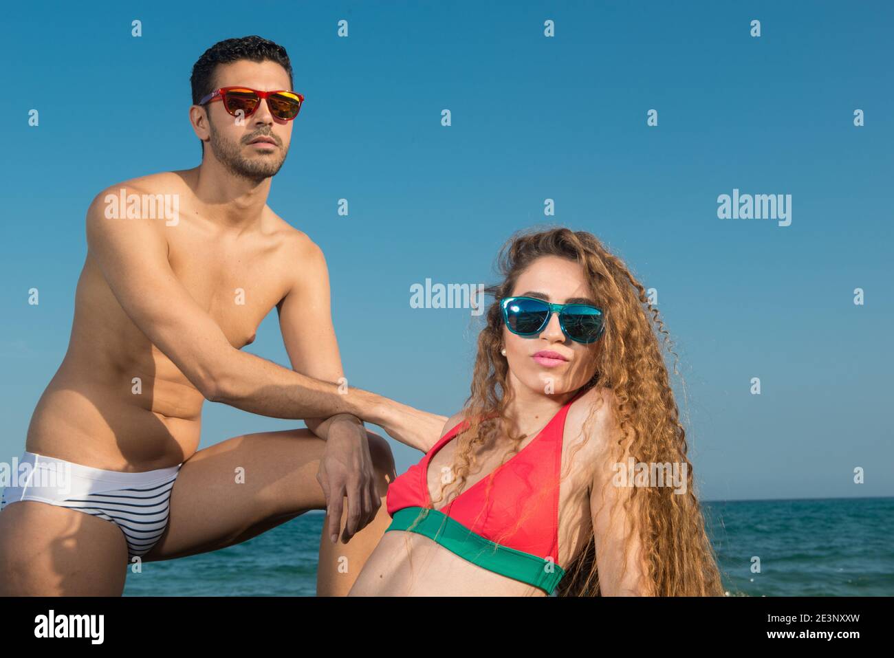 giovane coppia godendo il mare e il sole in primavera o. estate Foto Stock