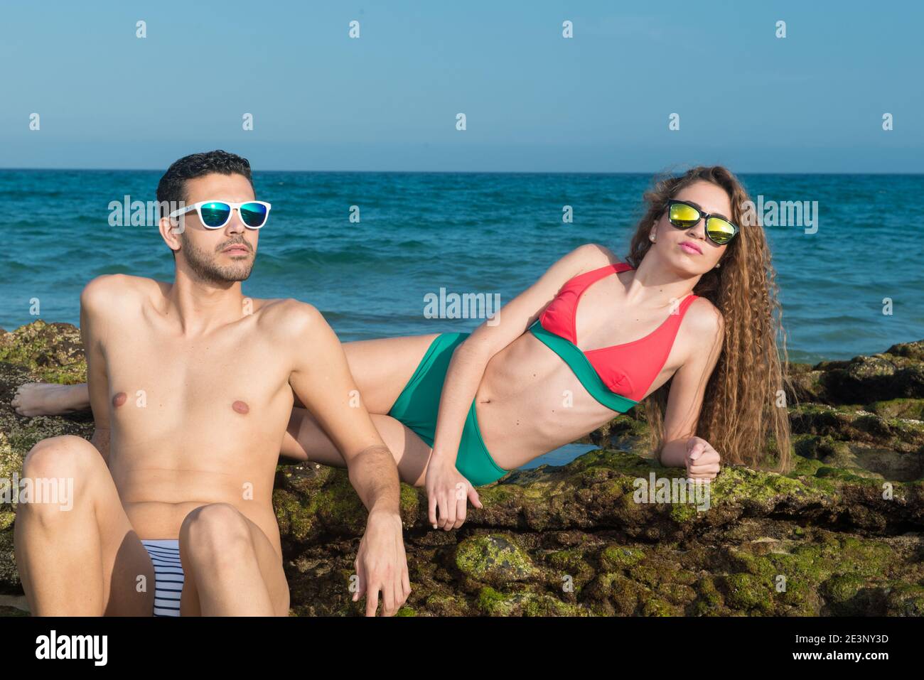 giovane coppia godendo il mare e il sole in primavera o. estate Foto Stock
