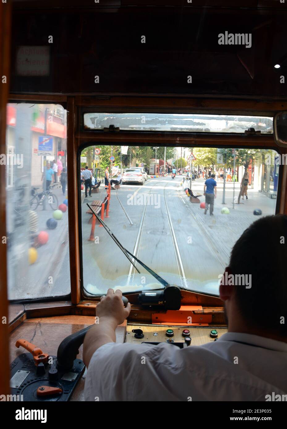 Gli autisti possono ammirare il tram Moda intorno a Kadikoy a Istanbul. Questo nostalgico tram fa un viaggio circolare in questa zona. Foto Stock
