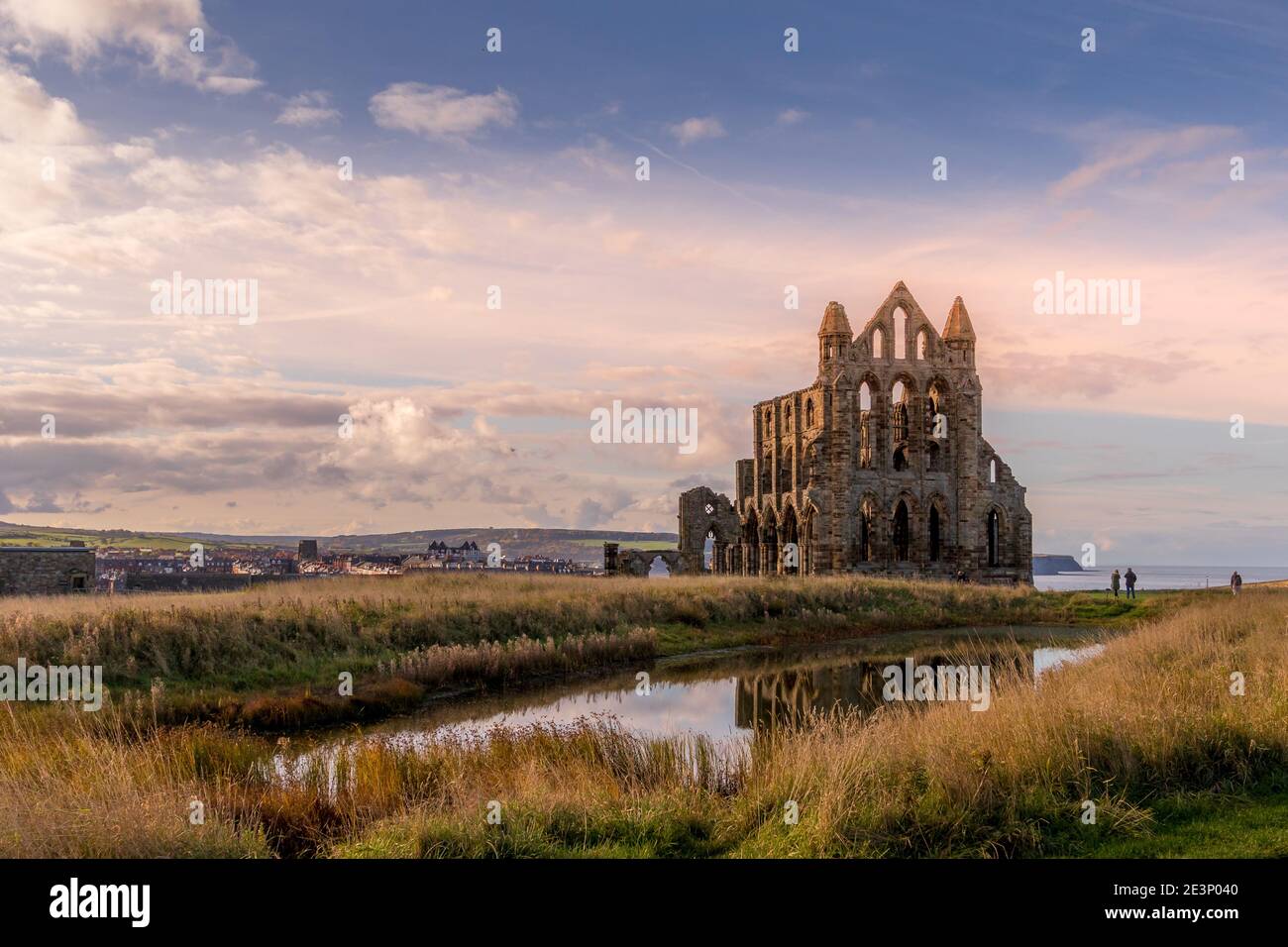 Whitby Abbey era un monastero cristiano del VII secolo che in seguito divenne un'abbazia benedettina, affacciato sul Mare del Nord sulla scogliera orientale sopra Whitby in Foto Stock