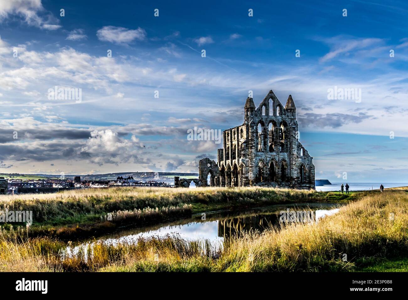 Whitby Abbey era un monastero cristiano del VII secolo che in seguito divenne un'abbazia benedettina, affacciato sul Mare del Nord sulla scogliera orientale sopra Whitby in Foto Stock
