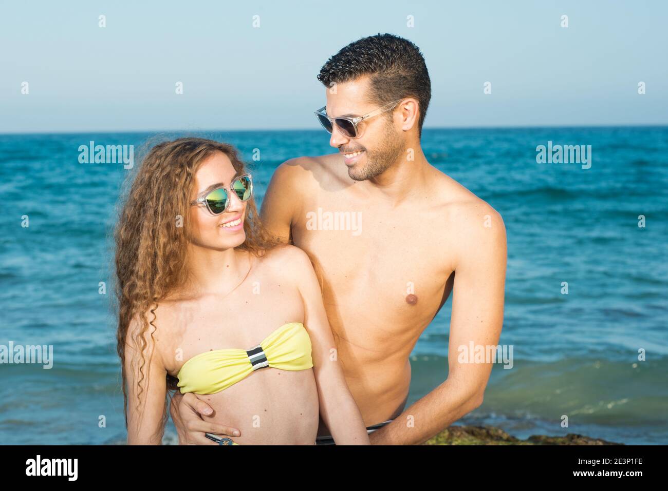 giovane coppia godendo il sole e il mare in primavera o. estate Foto Stock