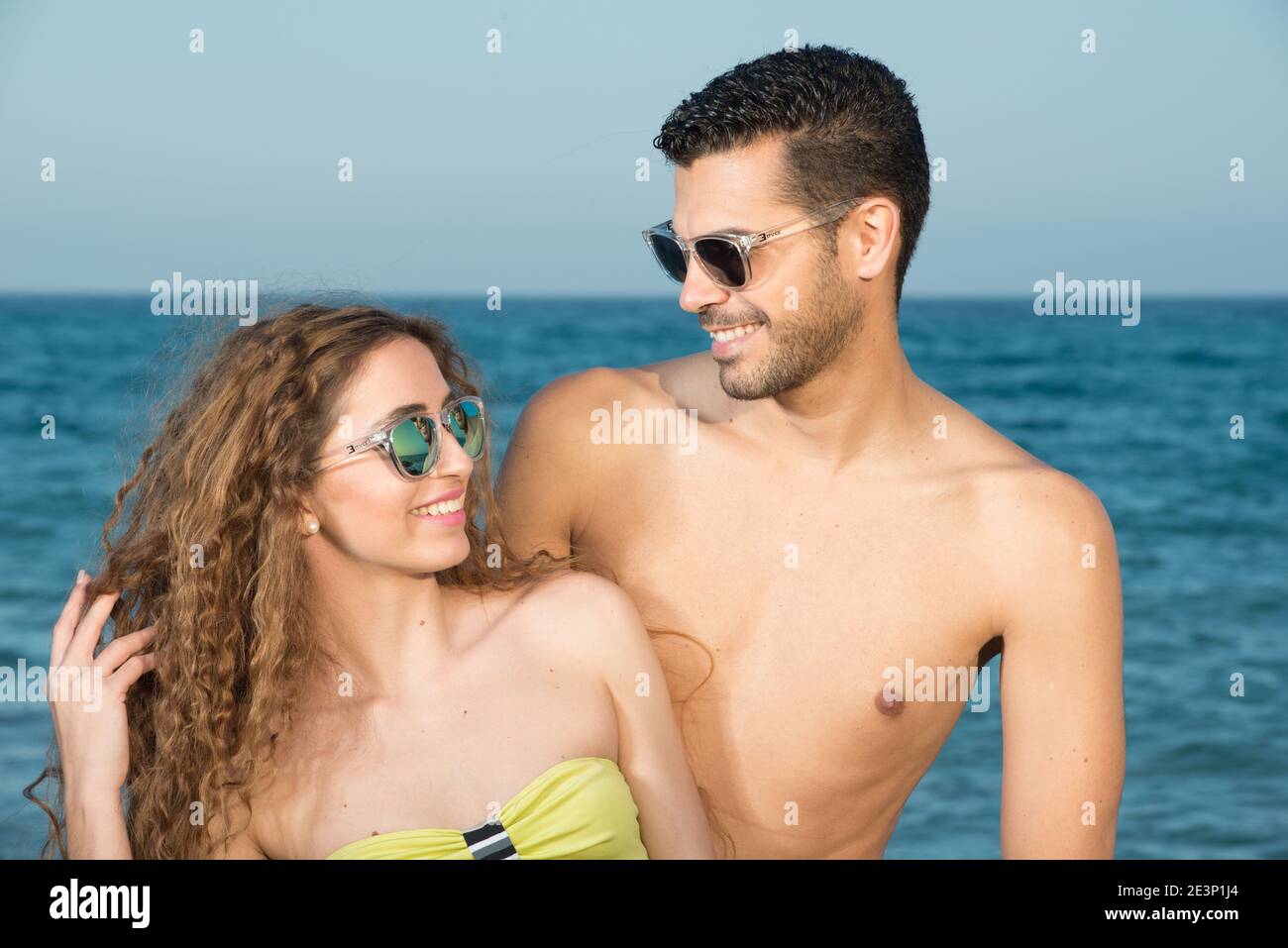 giovane coppia godendo il sole e il mare in primavera o. estate Foto Stock