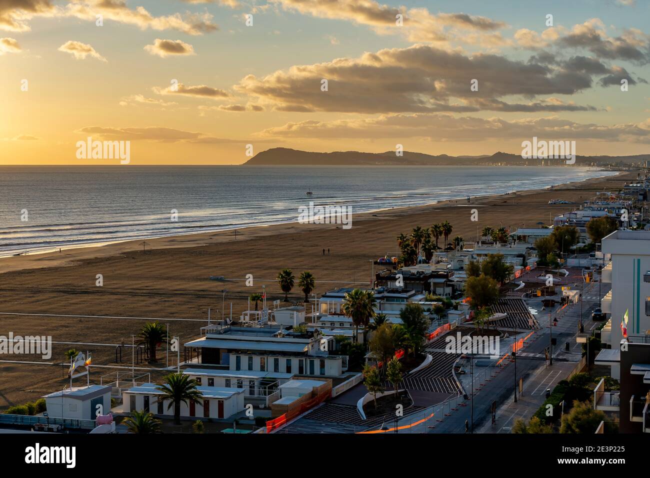 Vista dall'alto di un'alba colorata sul mare Adriatico e sulla spiaggia di Rimini Foto Stock