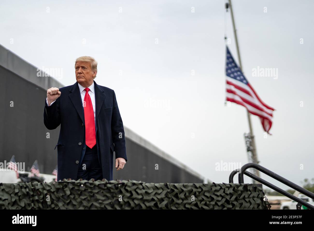 TEXAS, USA - 12 gennaio 2021 - il presidente Donald J Trump fa un commento al 450esimo miglio del nuovo muro di confine martedì 12 gennaio 2021 sul Texas Foto Stock