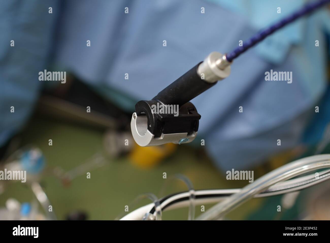 Regolatore di flusso e altre apparecchiature di ingegneria medica nella sala operatoria. Foto Stock