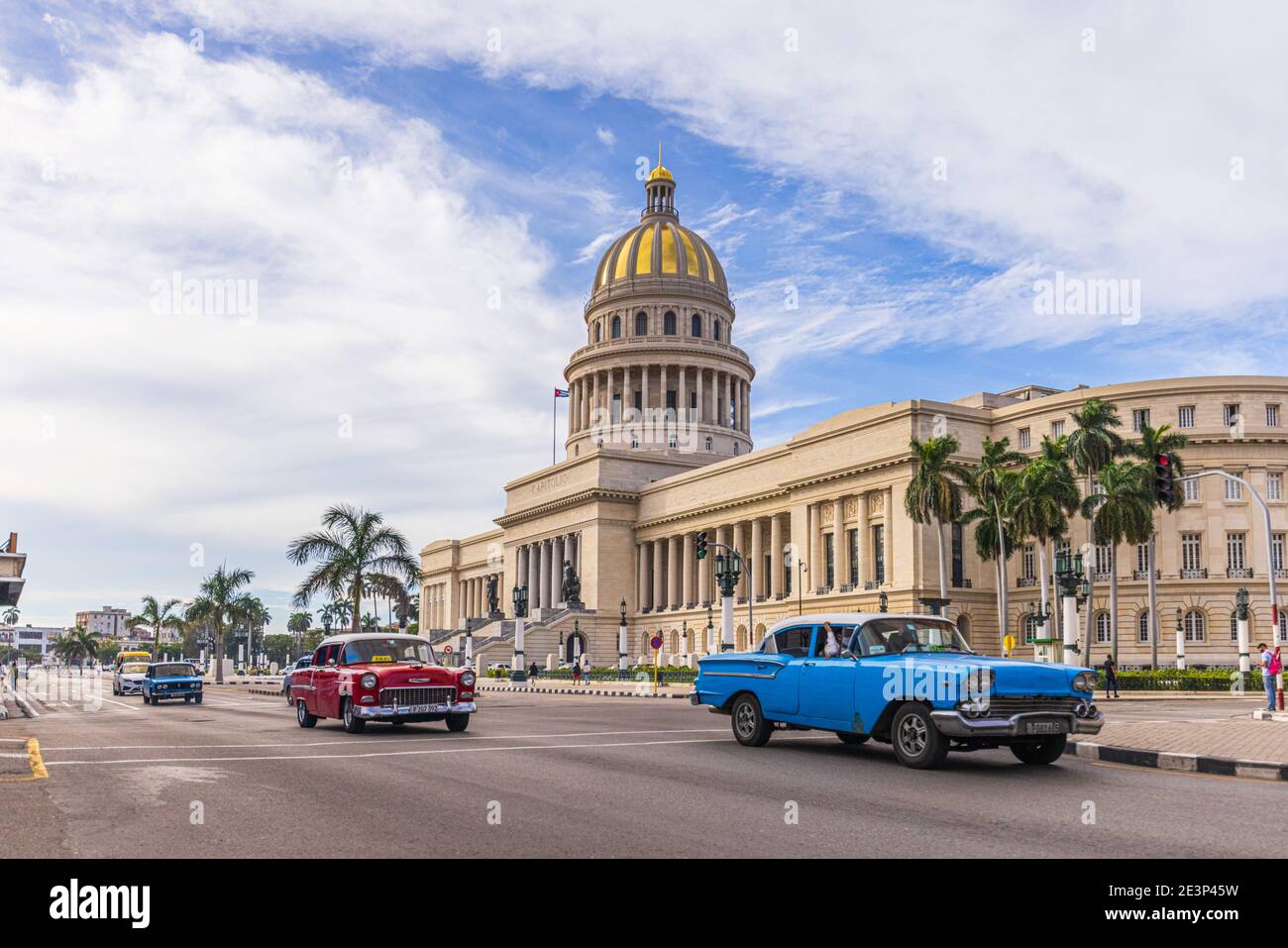 Capitolio costruisce l'Avana, Cuba con vecchie auto d'epoca americane Foto Stock