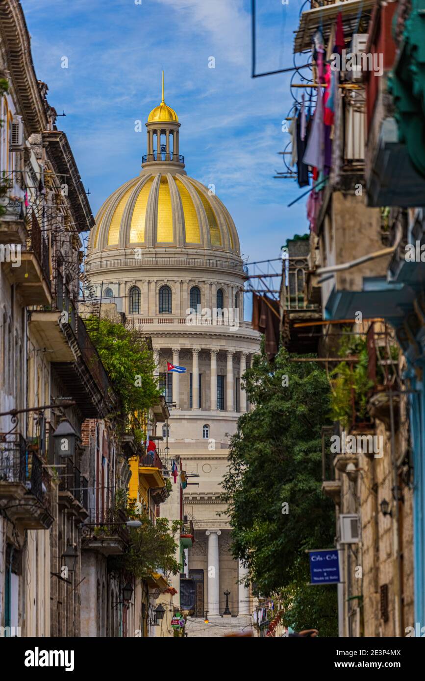 El Capitolio visto da l'Avana Vieja - Cuba Foto Stock