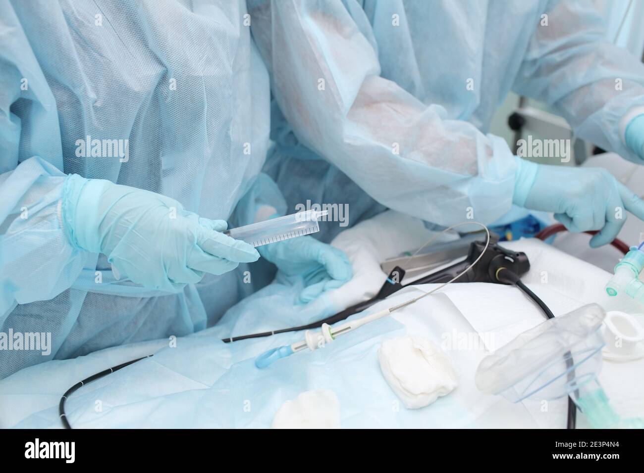 Medico con infermiere che fornisce la procedura endoscopica al paziente. Foto Stock