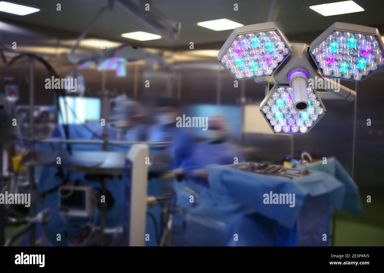 Lavori chirurgici nella sala operatoria dell'ospedale moderno. Foto Stock