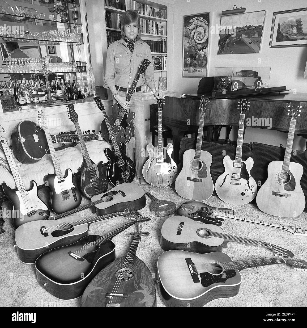 Justin Hayward della rock band britannica "The Moody Blues" a casa con la sua collezione di chitarre. 03/1977 Foto Stock