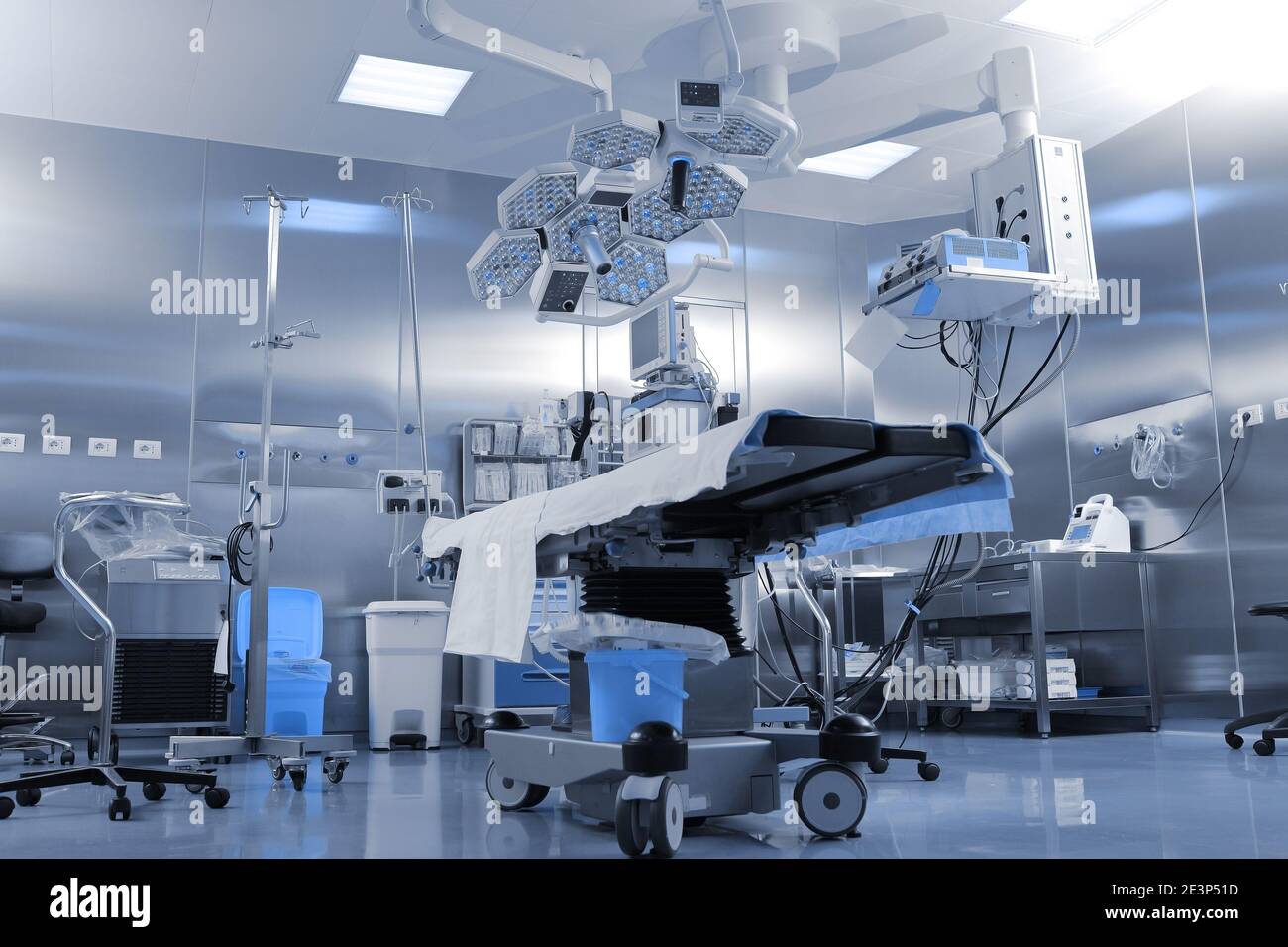 Stabilimento e vista generale della moderna sala chirurgica con apparecchiature e dispositivi diversi Foto Stock