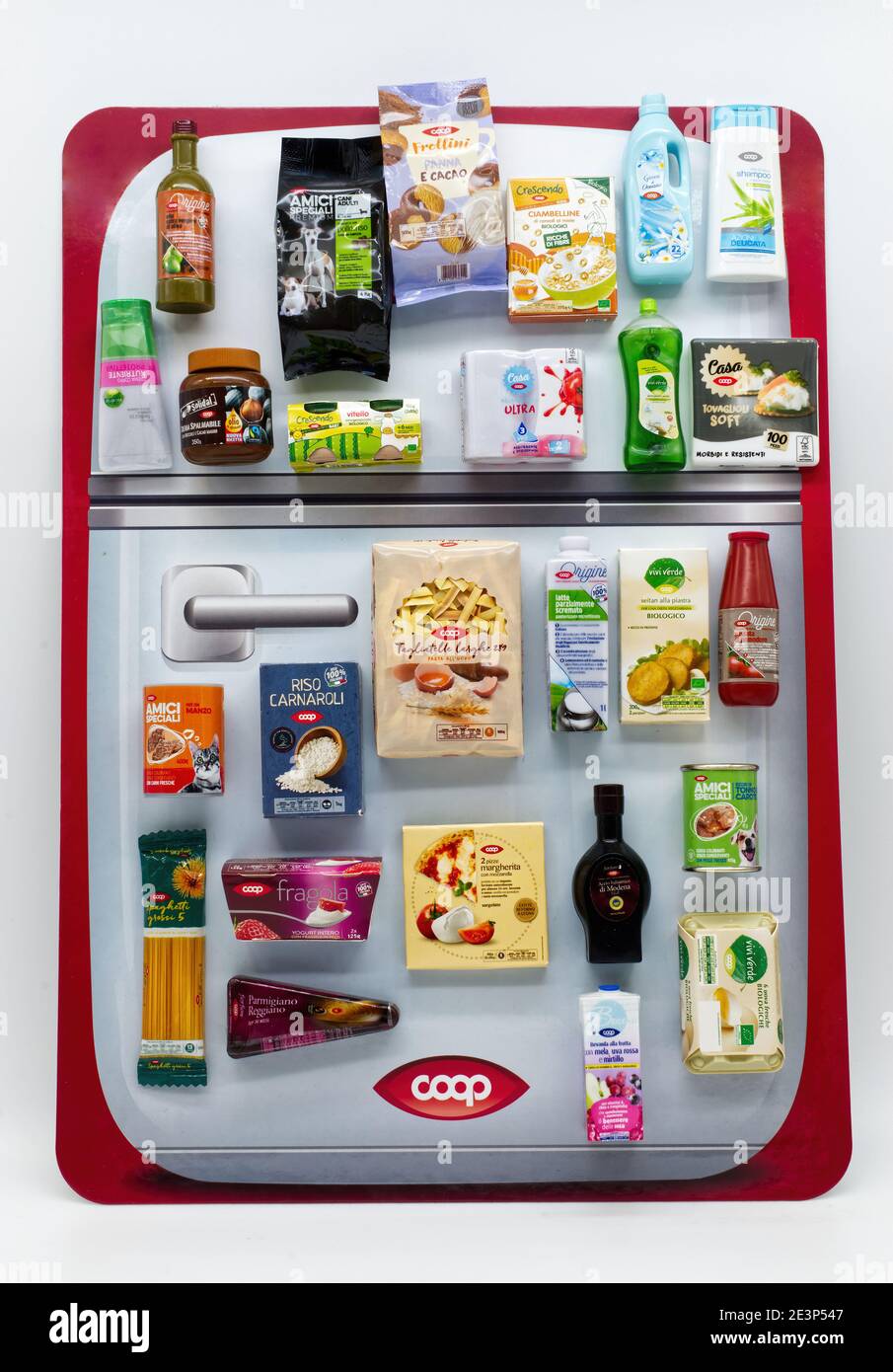 Frigorifero con vari prodotti Coop originali. Coop è la più grande catena di supermercati in Italia. Moderno centro commerciale Foto Stock