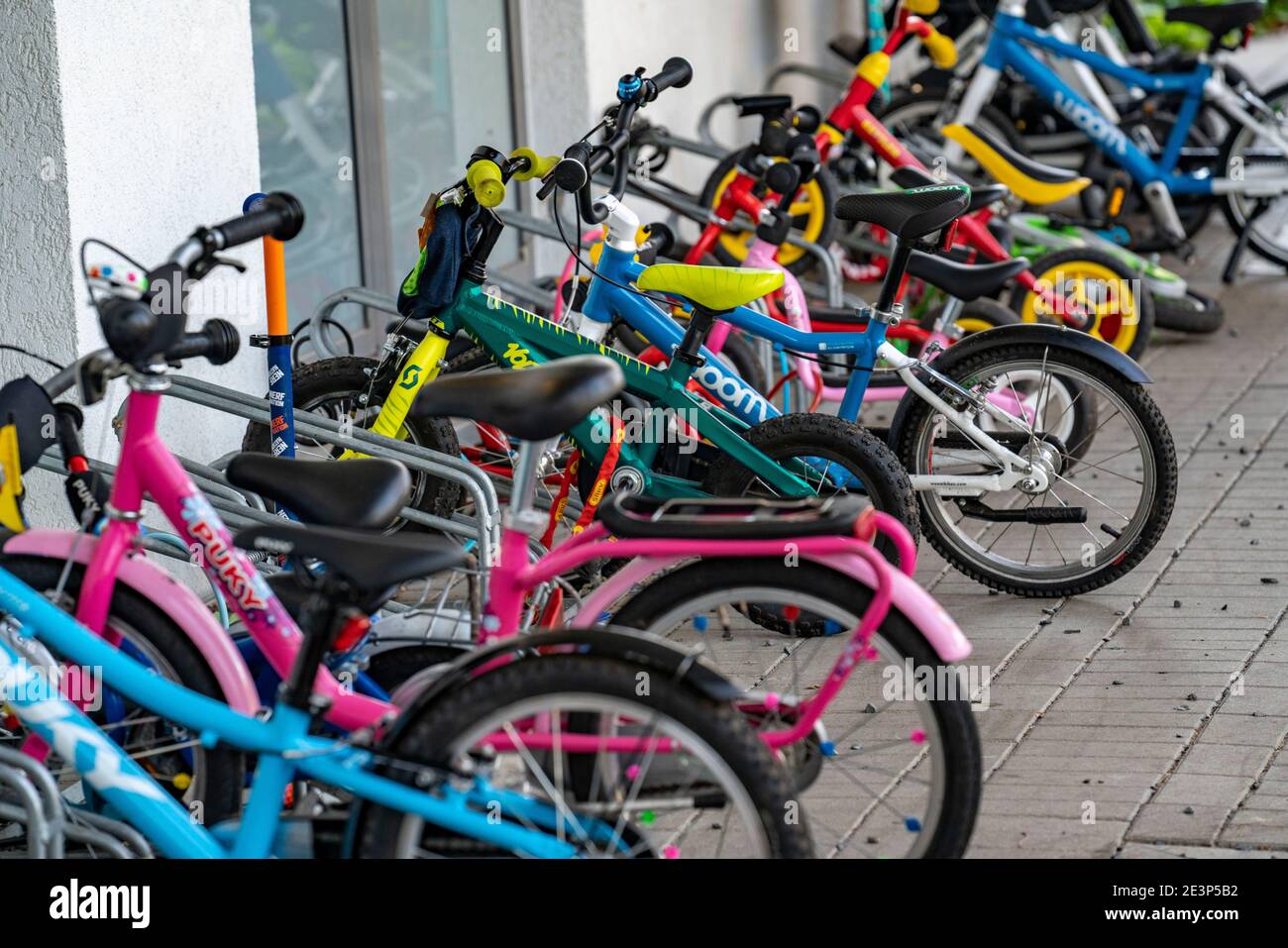 Biciclette per bambini di fronte a un centro di assistenza, Foto Stock