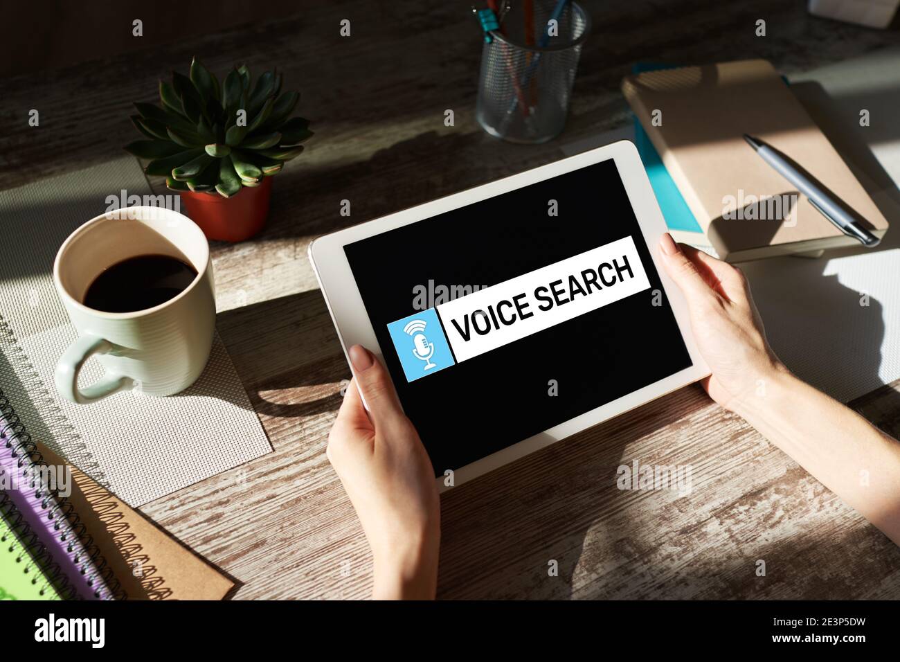 Il servizio di ricerca vocale applicazione sulla schermata del dispositivo. Internet e il concetto di tecnologia Foto Stock