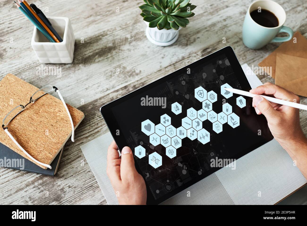 Icone mediche sullo schermo del dispositivo. Concetto di medicina moderna Foto Stock