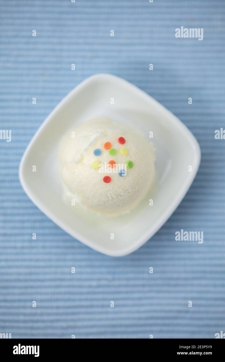 Paletta fatta in casa di yogurt surgelato con spruzzette colorate come decorazione dall'alto Foto Stock