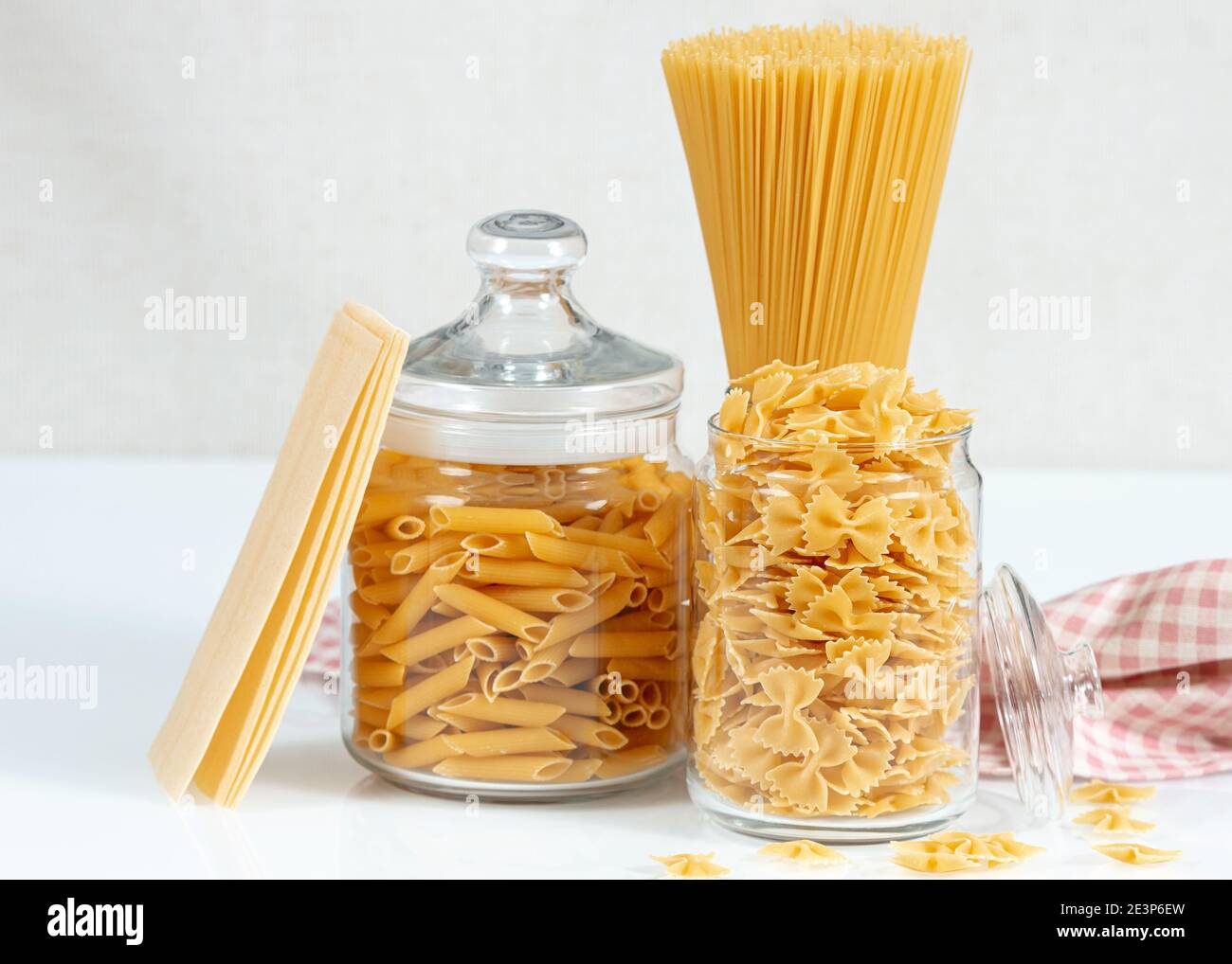 Diversi tipi di pasta secca in ciotole. Varie varietà e forme di pasta secca. Cucina italiana Foto Stock