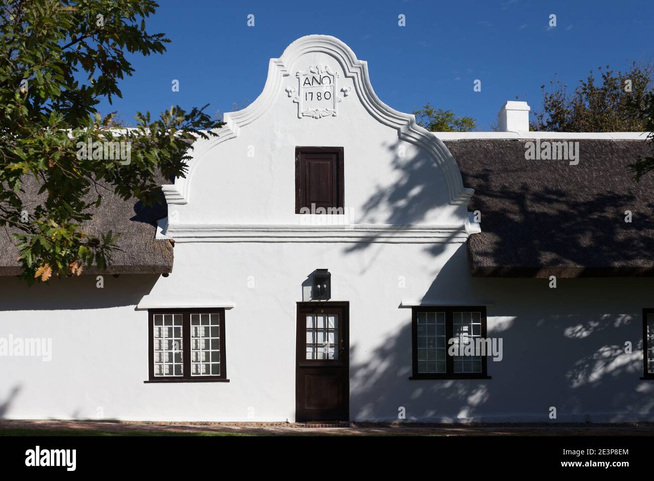 Architettura di Capo Olandese che mostra il tetto in paglia e il tipico stile di design dell'epoca, su un edificio a Stellenbosch, Capo Winelands, Sud Africa Foto Stock
